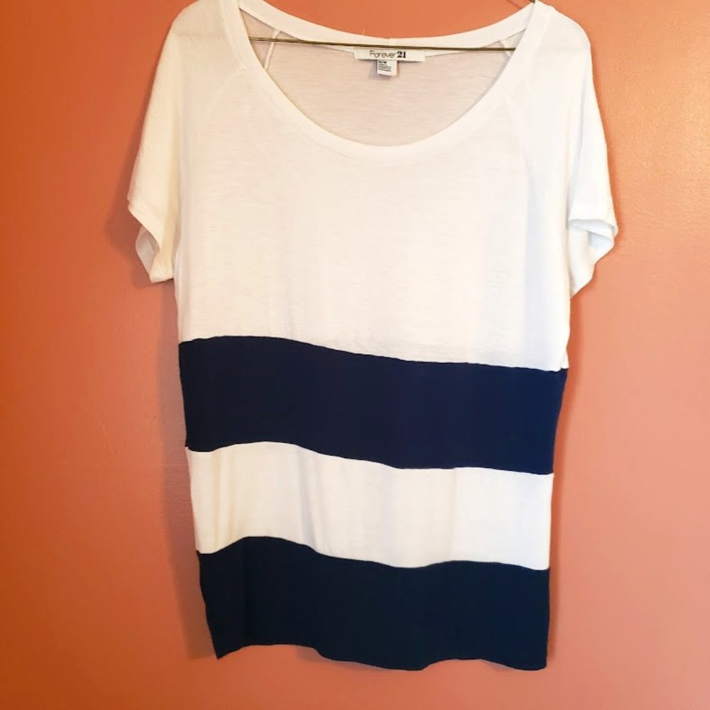 Forever 21 short sleeve scoop neck top - medium